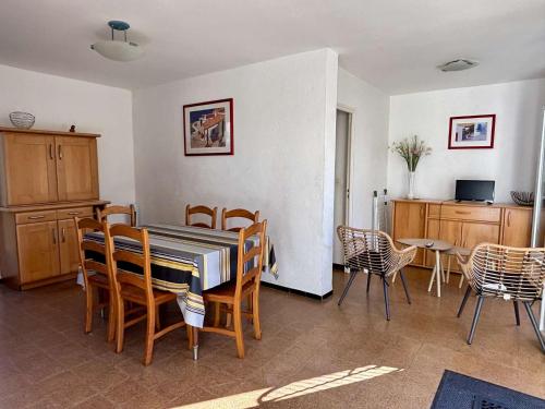 une salle à manger avec une table et des chaises dans l'établissement Maison 4 pièces 7 couchages ARGELES SUR MER AR000-007, à Argelès-sur-Mer