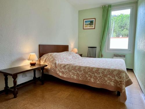 - une chambre avec un lit et une table avec deux lampes dans l'établissement Maison 4 pièces 7 couchages ARGELES SUR MER AR000-007, à Argelès-sur-Mer