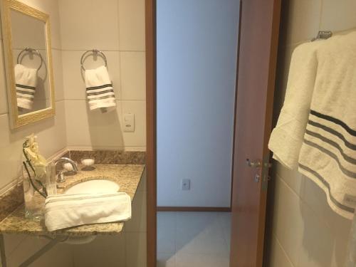 Kylpyhuone majoituspaikassa Apartamento Sublime do Recreio