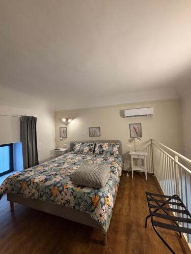 カターニアにあるSicily Loft Living 2のベッドルーム(キルト付きのベッド付)