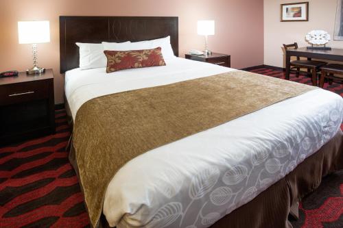 En eller flere senge i et værelse på Americas Best Value Inn & Suites-Forest Grove/Hillsboro