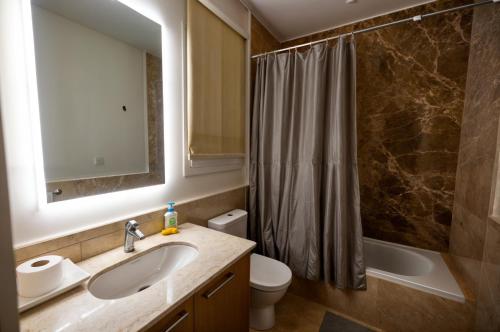 Ένα μπάνιο στο One bedroom apartment at Mivida Boulevard