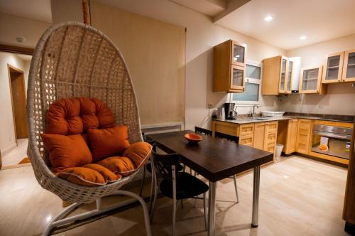 Η κουζίνα ή μικρή κουζίνα στο One bedroom apartment at Mivida Boulevard