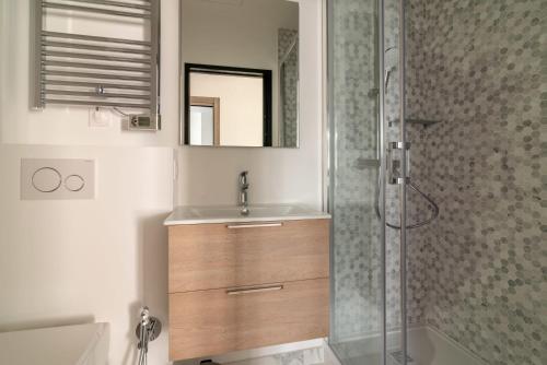 une salle de bain avec un lavabo et une douche dans l'établissement Scandinavian Urban 2 - 2BR apartment in center close to Palais des Festivals and the beach, à Cannes