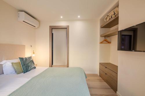 une chambre avec un lit et une télévision dans l'établissement Scandinavian Urban 3 - 2BR apartment in Cannes center - close to the beach and Palais, à Cannes