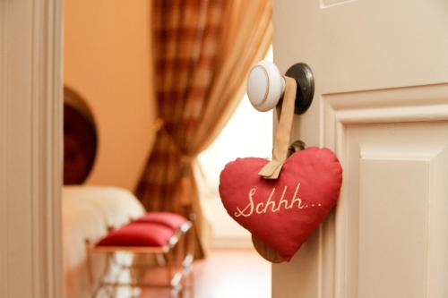 a heart pinned to a door with the words selfish at Challet Fonte Nova in Alcobaça