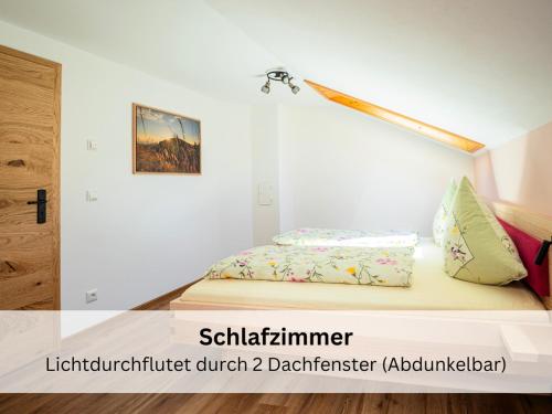 Ένα ή περισσότερα κρεβάτια σε δωμάτιο στο Haus Angelika - Ferienwohnung Schrecksee