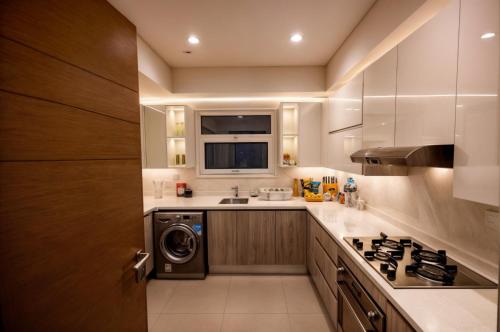 Η κουζίνα ή μικρή κουζίνα στο Two bedroom apartment at Mivida Boulevard