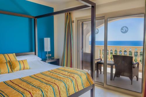 una camera da letto con un letto e vista sull'oceano di Villa Treya - Star property stunning views a Son Bou