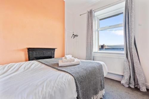 Ένα ή περισσότερα κρεβάτια σε δωμάτιο στο Yasmins Cosy 3 Bed Home - Brand New, FREE Parking - Hosted by Stay Host Save