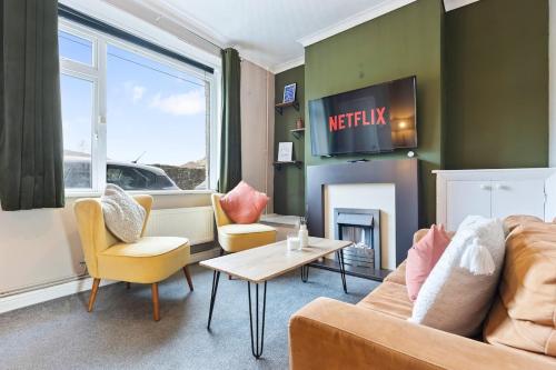 Χώρος καθιστικού στο Yasmins Cosy 3 Bed Home - Brand New, FREE Parking - Hosted by Stay Host Save