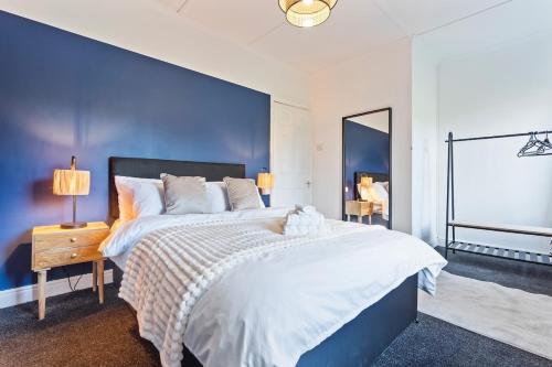 Ένα ή περισσότερα κρεβάτια σε δωμάτιο στο Yasmins Cosy 3 Bed Home - Brand New, FREE Parking - Hosted by Stay Host Save