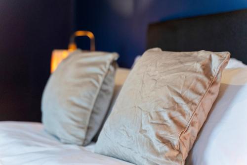 Ένα ή περισσότερα κρεβάτια σε δωμάτιο στο Yasmins Cosy 3 Bed Home - Brand New, FREE Parking - Hosted by Stay Host Save
