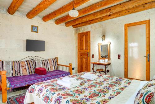 Кровать или кровати в номере Atax Cave House
