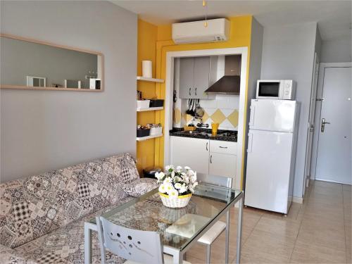 Bonito Estudio vistas al mar Zona Puerto Marina
