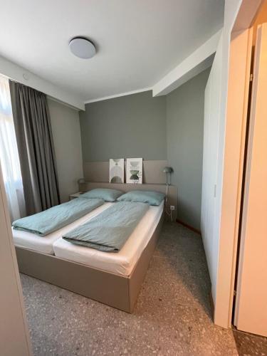 a bedroom with a large bed in a room at HANS-Y Apartments inklusive Outdoorpool & Bar in Vienna