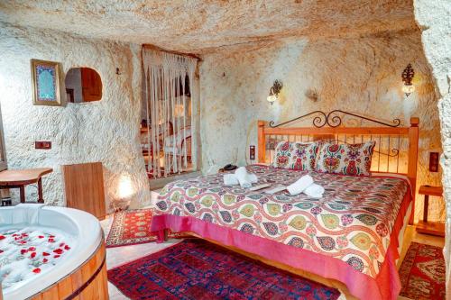 Кровать или кровати в номере Atax Cave House