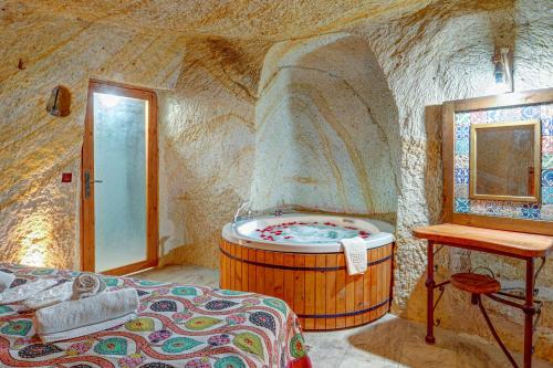 Postel nebo postele na pokoji v ubytování Atax Cave House