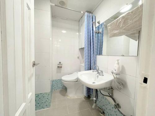 une petite salle de bain avec toilettes et lavabo dans l'établissement Sunny tarrace house - Hongdae Station 2min walk, à Séoul