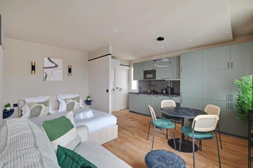 - une chambre et un salon avec un lit et une table dans l'établissement Pick A Flat's Apartments in Daumesnil - Avenue du General Bizot, à Paris