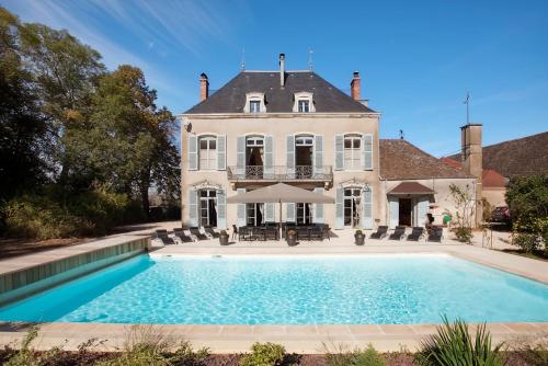 une maison avec une piscine devant une maison dans l'établissement Château de Lans, à Lans