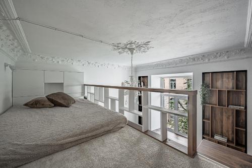 Un dormitorio con una cama y una estantería. en City Studio Apartment, en Vilna