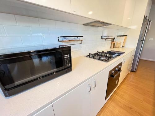 Dapur atau dapur kecil di Capel Sound OASIS Getaway