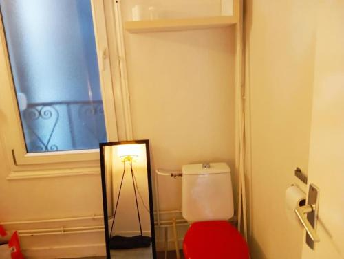 une petite salle de bain avec toilettes et miroir dans l'établissement 510 hypercentre a proximité des principaux centres d'intérets de la ville, à Reims