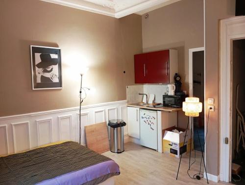 Cette chambre comprend une cuisine avec un lit et une table. dans l'établissement 510 hypercentre a proximité des principaux centres d'intérets de la ville, à Reims