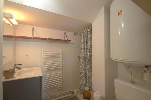 une salle de bain blanche avec un lavabo et des toilettes dans l'établissement Studio duplex proche Jacobins - Ty ar Jakobined, à Rennes