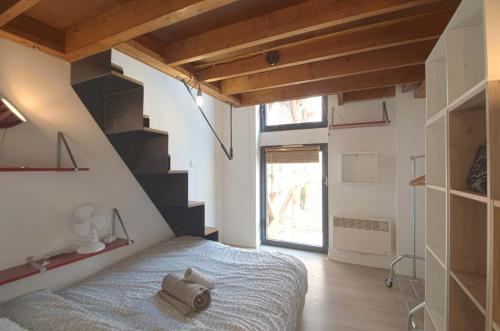 une chambre avec un lit dans une pièce avec un escalier dans l'établissement Studio duplex proche Jacobins - Ty ar Jakobined, à Rennes