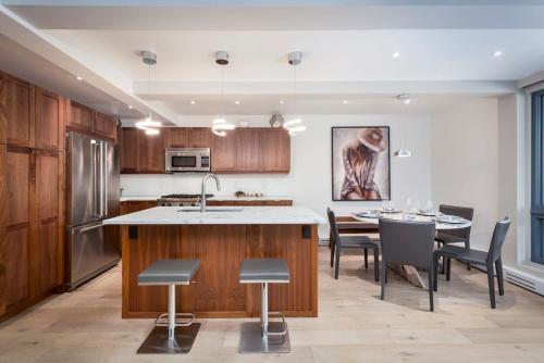 Kuchyň nebo kuchyňský kout v ubytování Luxurious 2 BR, 2 BA - Aspen Core