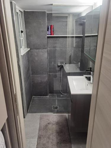 70m 2BR bright luxury apt
