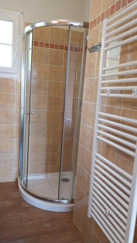 une douche avec une porte vitrée dans une salle de bain dans l'établissement Très belle villa 17 avec piscine, à Callian