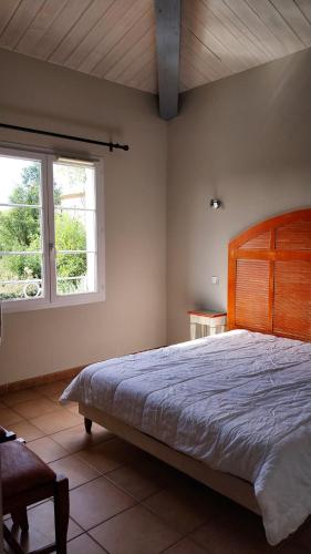 une chambre avec un grand lit et une fenêtre dans l'établissement Très belle villa 17 avec piscine, à Callian