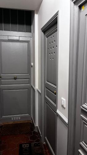 un couloir avec une porte et une armoire dans l'établissement Studio Versailles, à Versailles