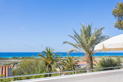 ein Blick auf den Strand vom Balkon eines Hauses in der Unterkunft Villa Calina prime location sea views in Son Bou