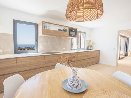 eine Küche mit einem Tisch mit einer Vase darauf in der Unterkunft Villa Calina prime location sea views in Son Bou