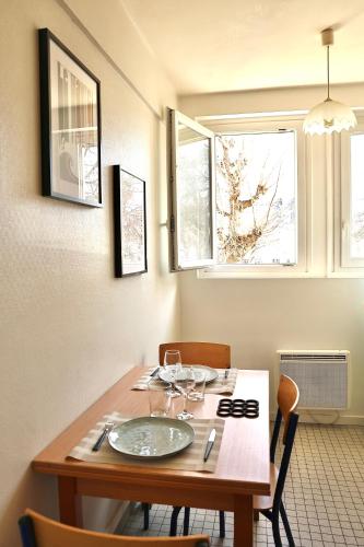 une table de salle à manger avec des verres à vin dessus dans l'établissement Studio Plage, à Le Perrey