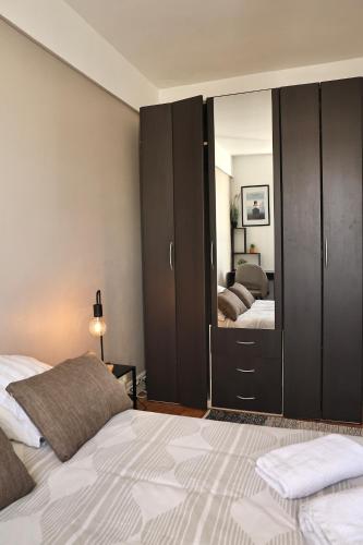 - une chambre avec 2 lits et un grand placard dans l'établissement Studio Plage, à Le Perrey