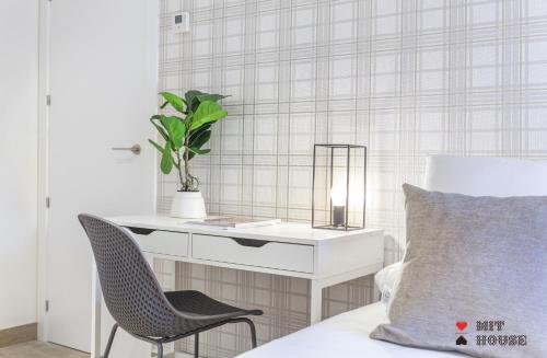 a bedroom with a desk and a chair and a pillow at Antonio Lopez en Madrid in Madrid