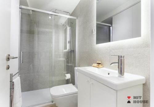 a bathroom with a toilet and a sink and a shower at Antonio Lopez en Madrid in Madrid