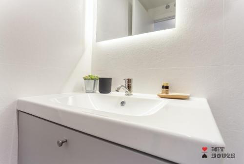 a bathroom with a white sink and a mirror at Antonio Lopez en Madrid in Madrid
