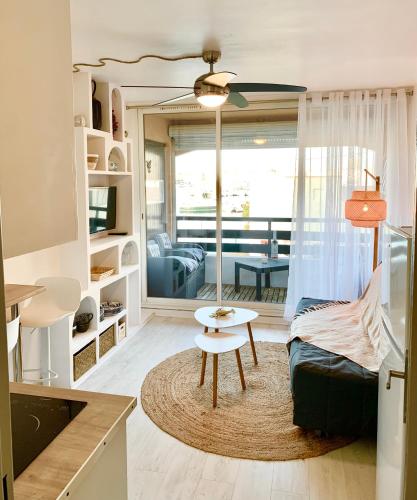 un salon avec un canapé et une table dans l'établissement Studio vue port et mer Cap d'Agde île des Pêcheurs, au Cap d'Agde