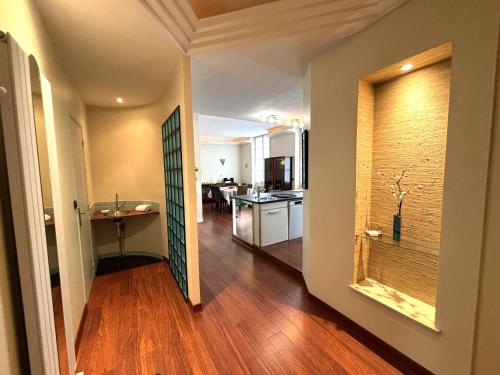 un couloir avec une cuisine et une salle à manger dans l'établissement SPACIOUS FLAT WITH AC & 33M² TERRACE IN SARLAT, à Sarlat-la-Canéda