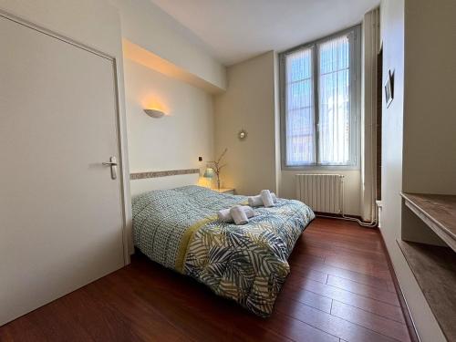 une chambre avec un lit et une grande fenêtre dans l'établissement SPACIOUS FLAT WITH AC & 33M² TERRACE IN SARLAT, à Sarlat-la-Canéda