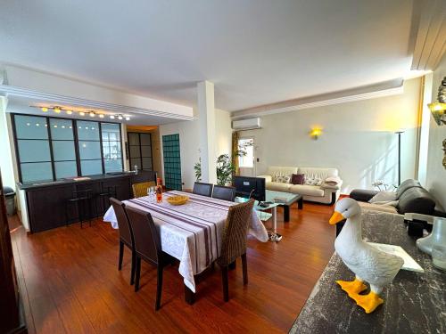 un grand salon avec une table et un salon dans l'établissement SPACIOUS FLAT WITH AC & 33M² TERRACE IN SARLAT, à Sarlat-la-Canéda