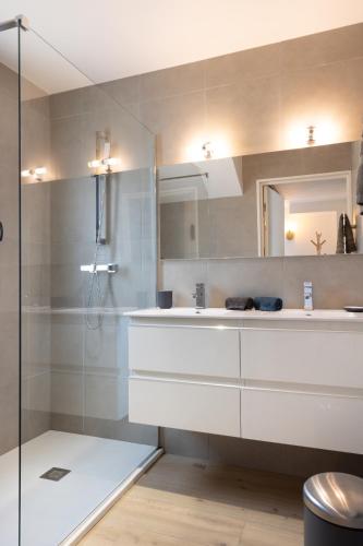 une salle de bain avec un lavabo et une douche dans l'établissement Villa Maquis, Vue mer, élégante maison au calme, 80m2, 4 personnes, à Pietrosella