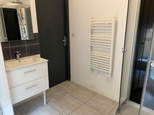 Ένα μπάνιο στο Apartment Montmerle centre, 10 minutes Belleville