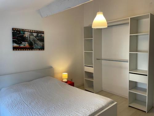 Ένα ή περισσότερα κρεβάτια σε δωμάτιο στο Apartment Montmerle centre, 10 minutes Belleville